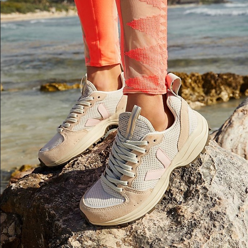 NWT Veja Venturi sneakers pink size 7